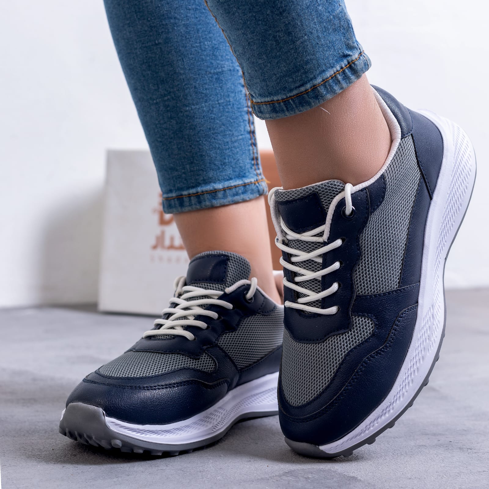Women’s Sneakers AV1