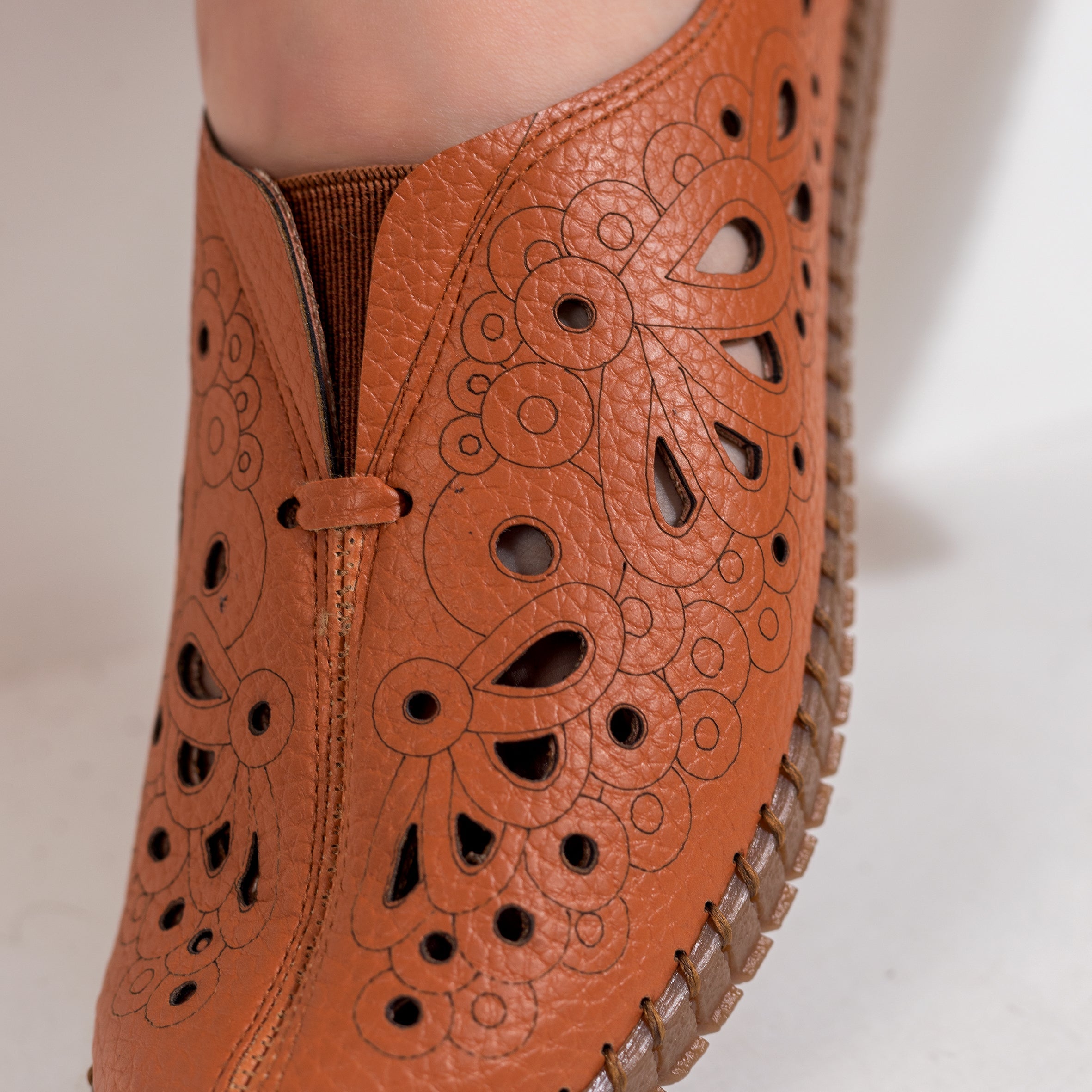 Leather shoes with perforations and engravings code B1