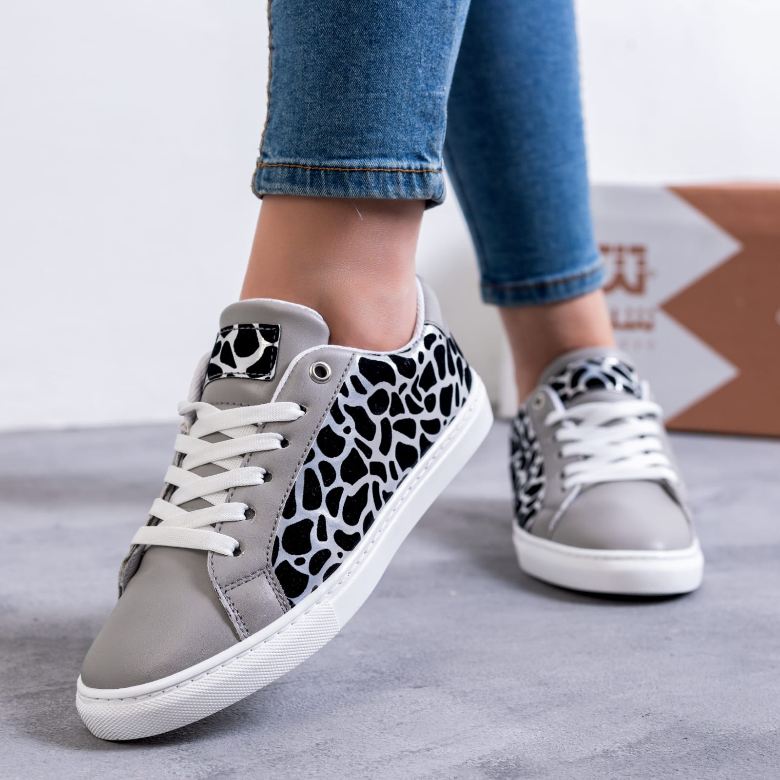 Women’s  Sneakers TIGER