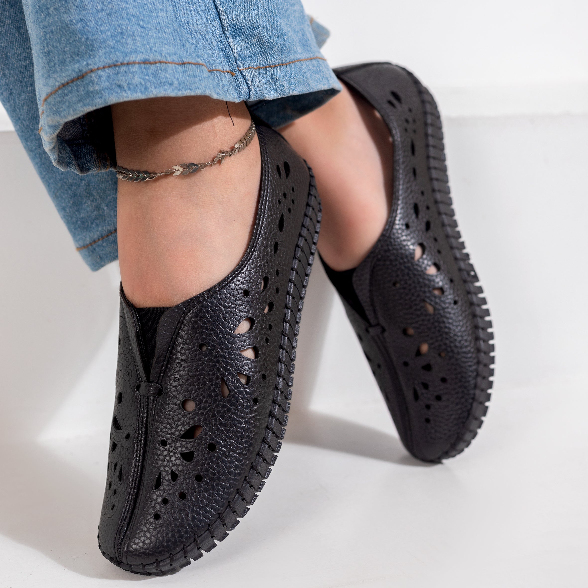 Leather shoes with perforations and engravings code B1