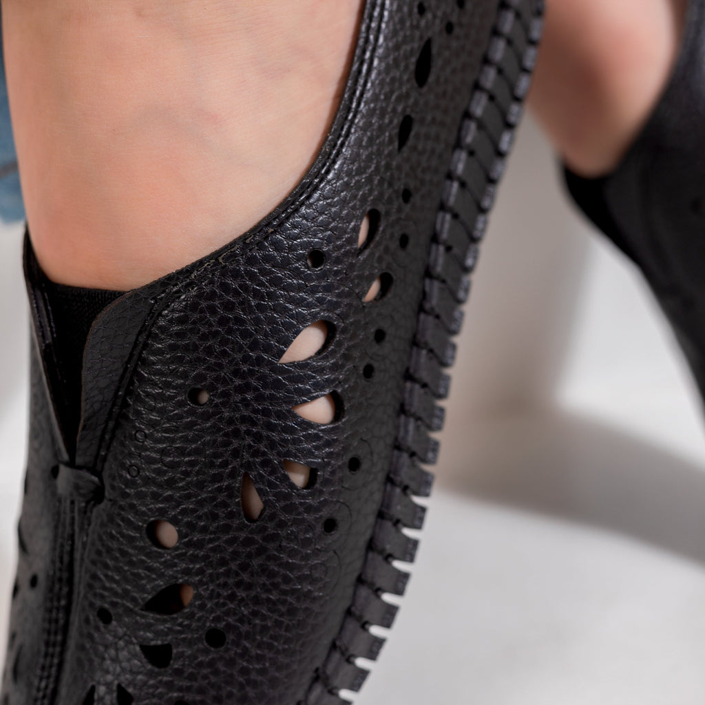 Leather shoes with perforations and engravings code B1