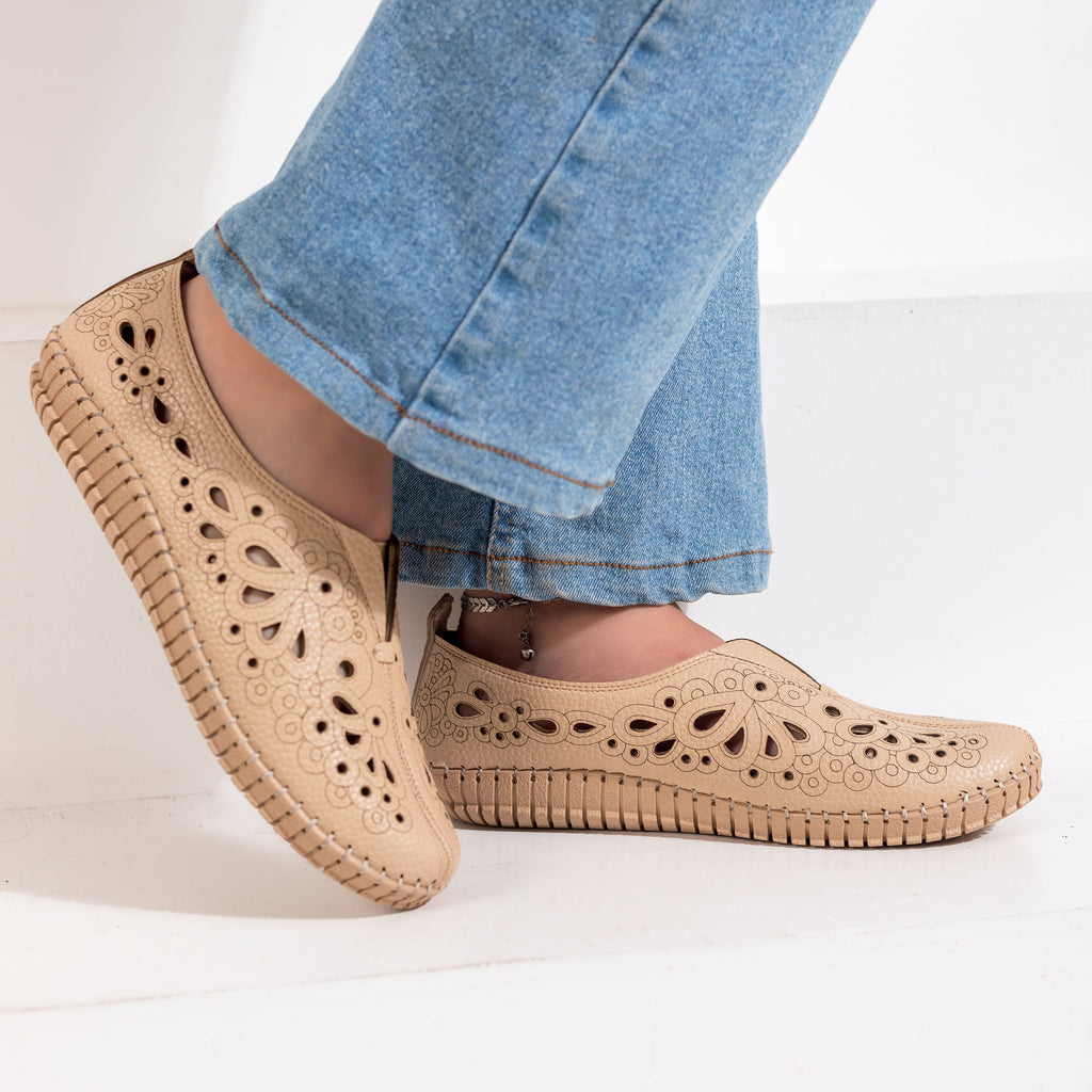 Leather shoes with perforations and engravings code B1
