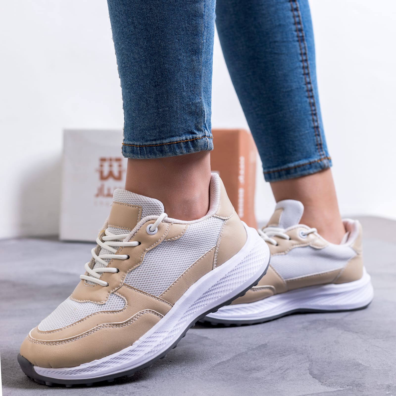Women’s Sneakers AV1