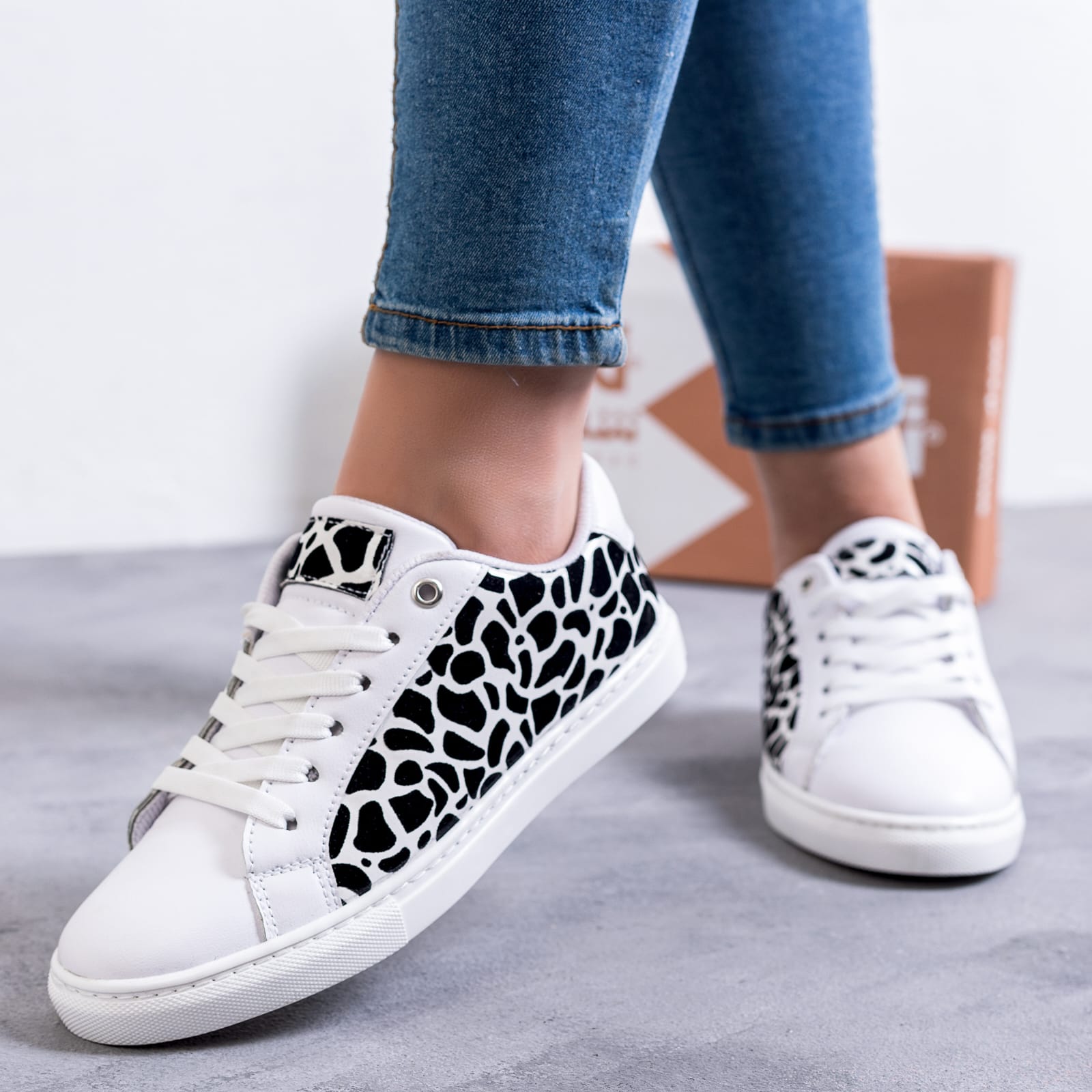 Women’s  Sneakers TIGER
