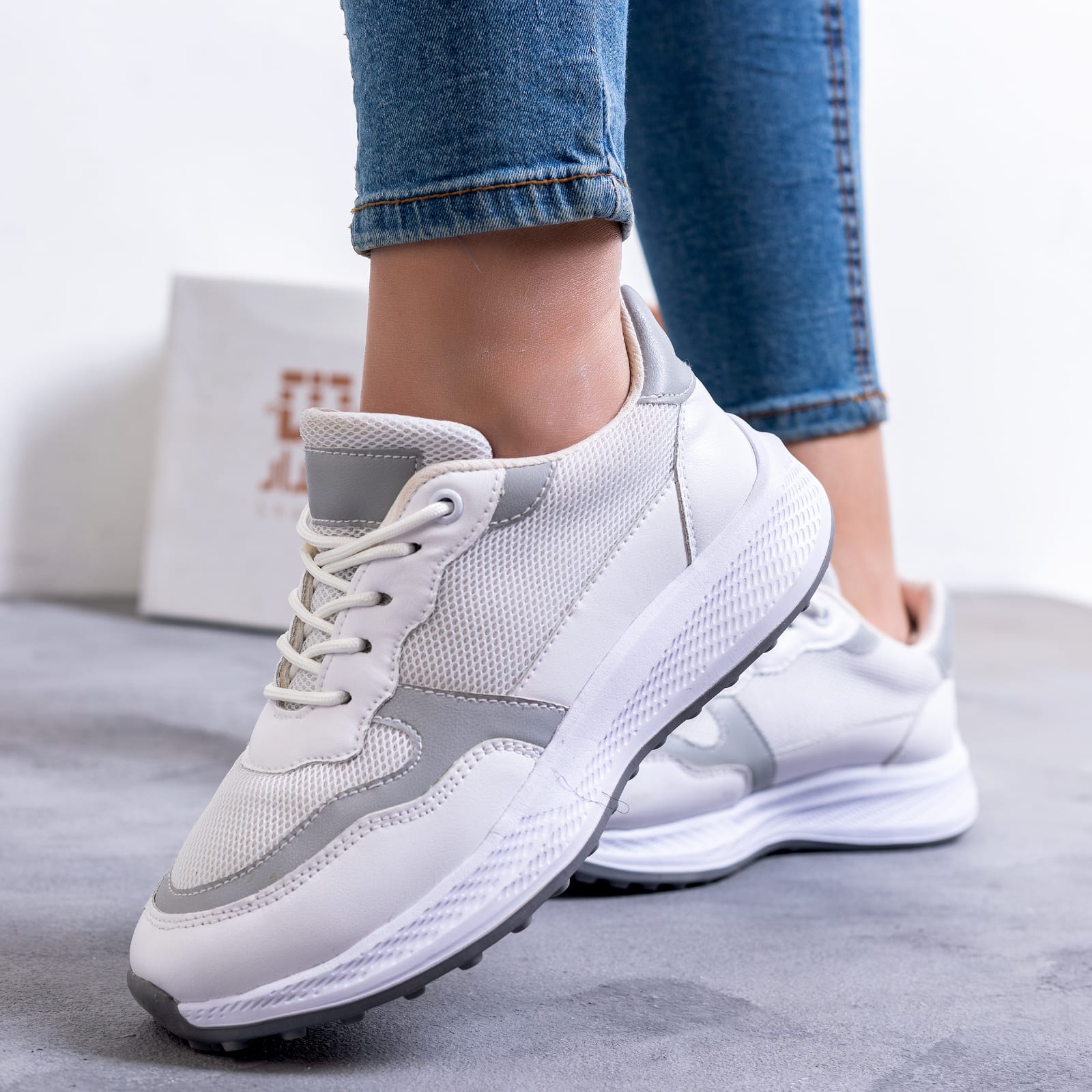 Women’s Sneakers AV1