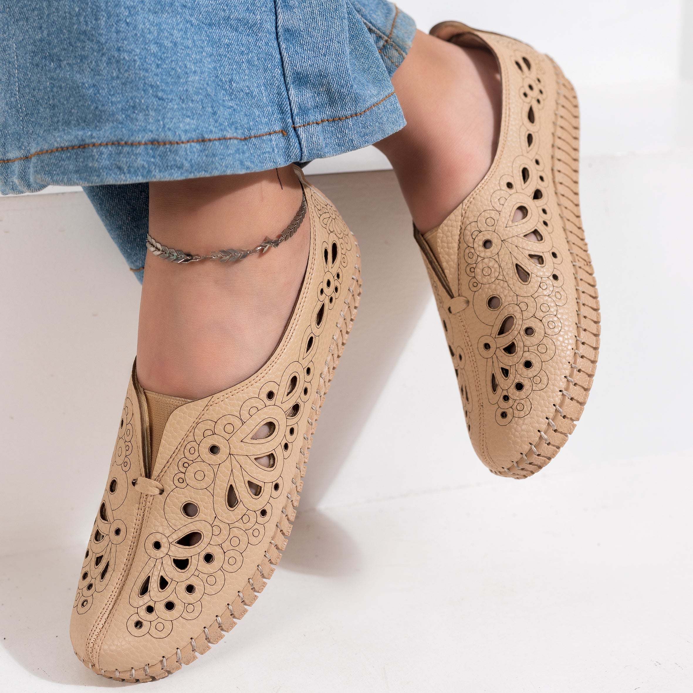 Leather shoes with perforations and engravings code B1